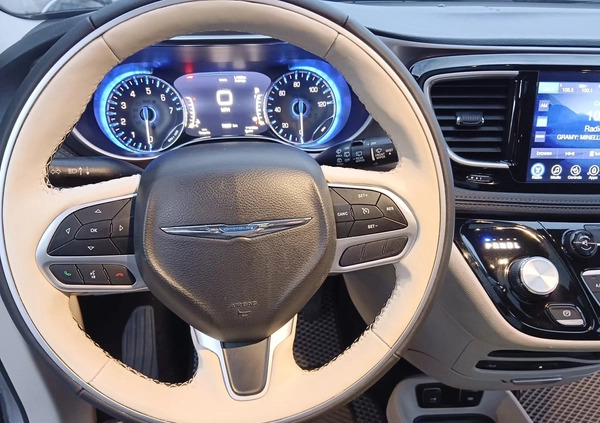 Chrysler Pacifica cena 99999 przebieg: 79900, rok produkcji 2017 z Krzeszowice małe 352